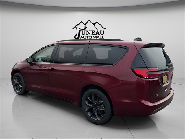 2023 Chrysler Pacifica Touring L photo 4
