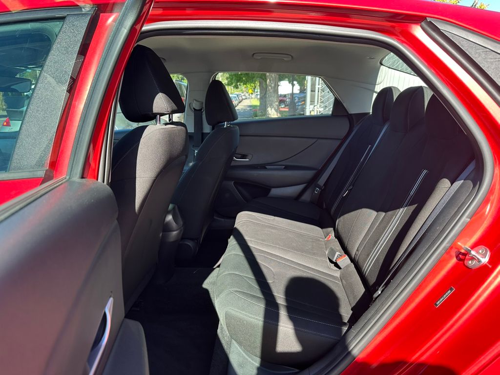 2023 Hyundai Elantra SEL photo 25