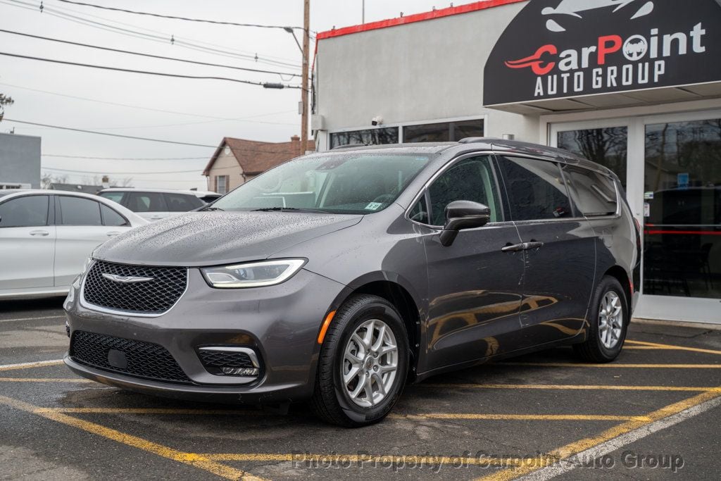 2022 Chrysler Pacifica Touring L's photo