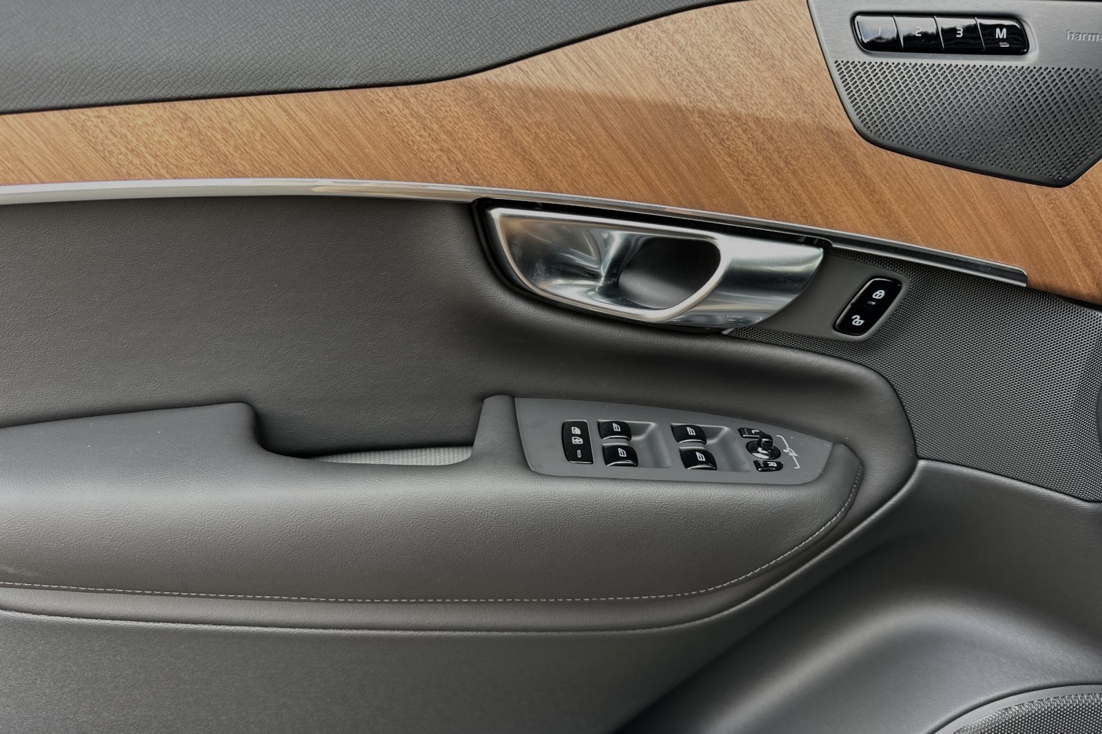 2025 Volvo XC90 Plus photo 10
