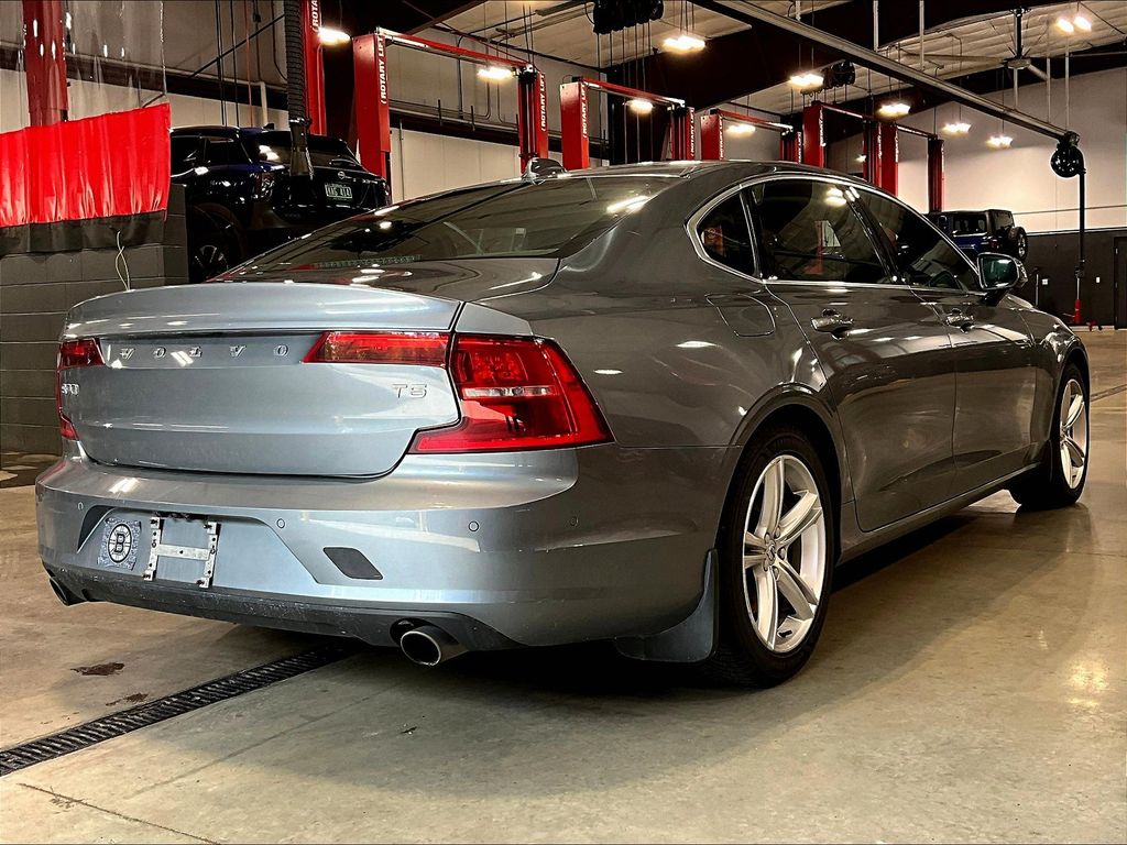 2018 Volvo S90 T5 Momentum photo 4