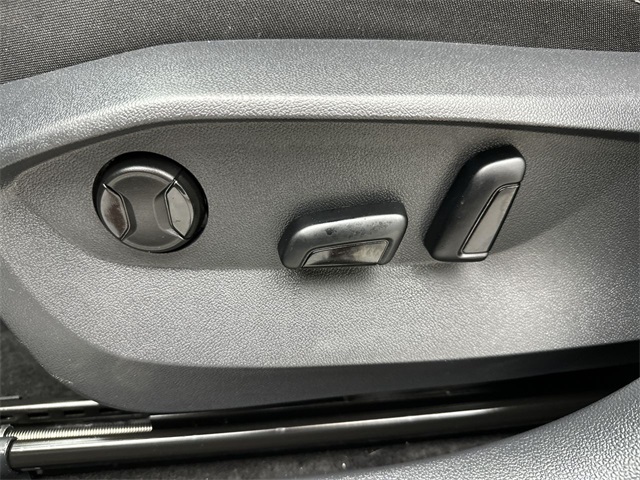 2025 Volkswagen Taos SE photo 4