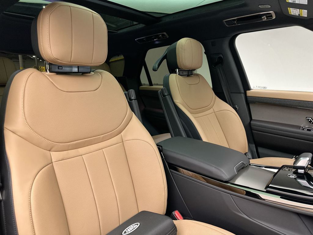 2025 Land Rover Range Rover Sport SE photo 4