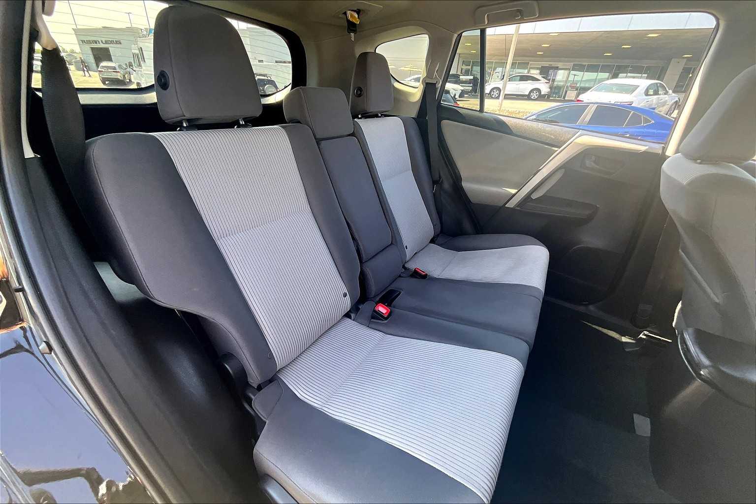 2014 Toyota RAV4 LE photo 19