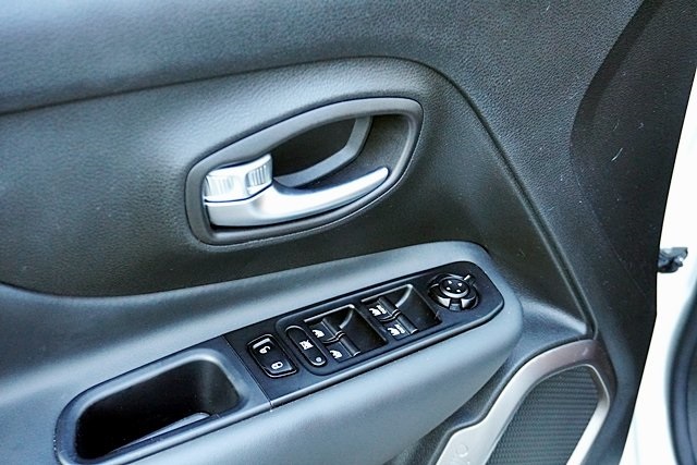 Certified Used 2022 White Jeep Latitude image 22