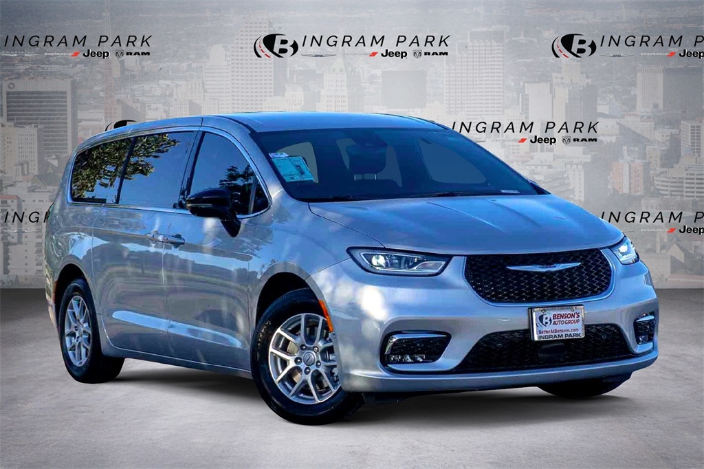 2026 Chrysler Pacifica Select's photo