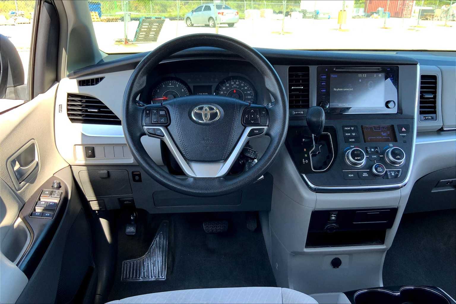 2017 Toyota Sienna LE photo 5