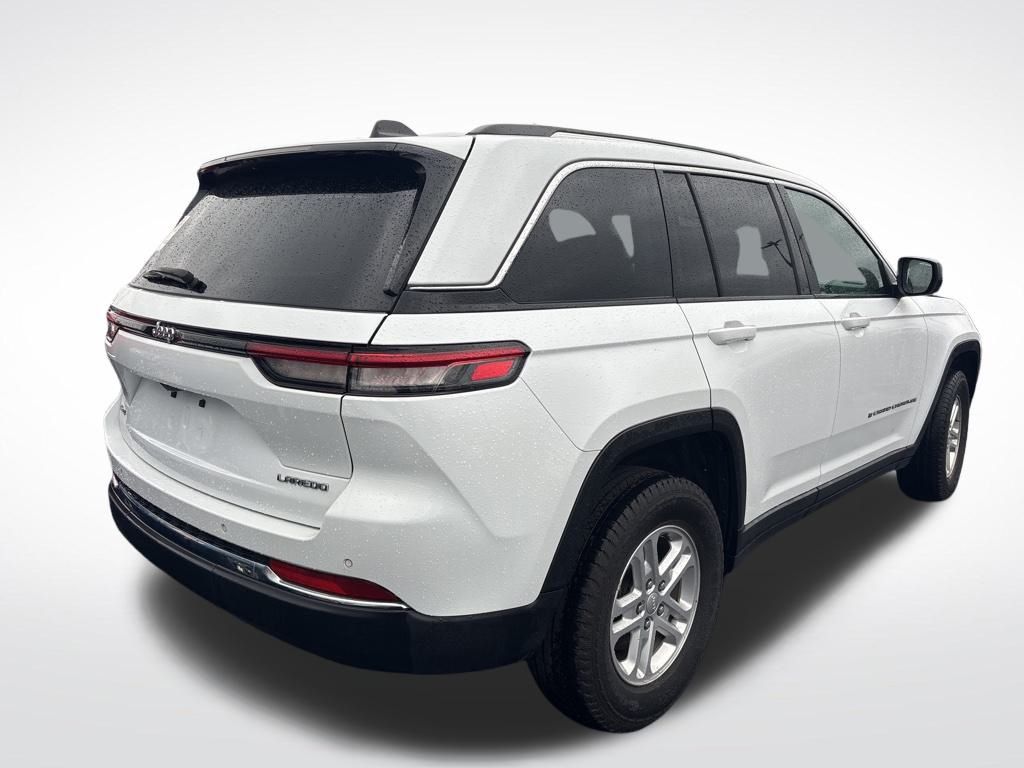 2022 Jeep Grand Cherokee Laredo photo 2