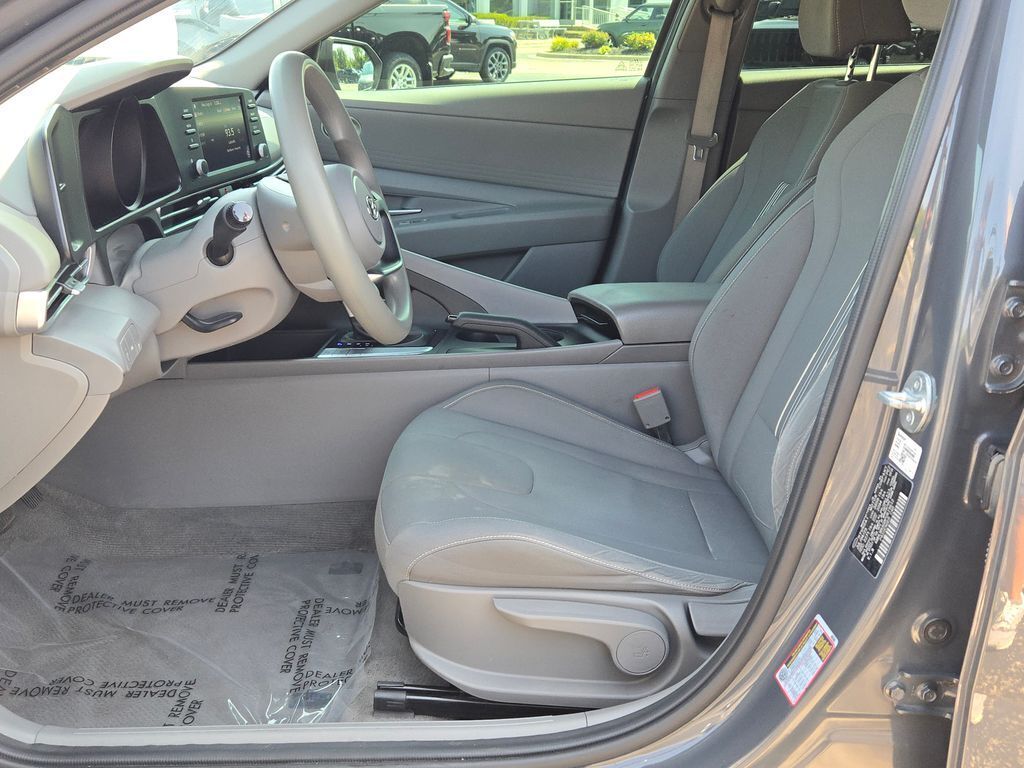 2023 Hyundai Elantra SEL photo 17