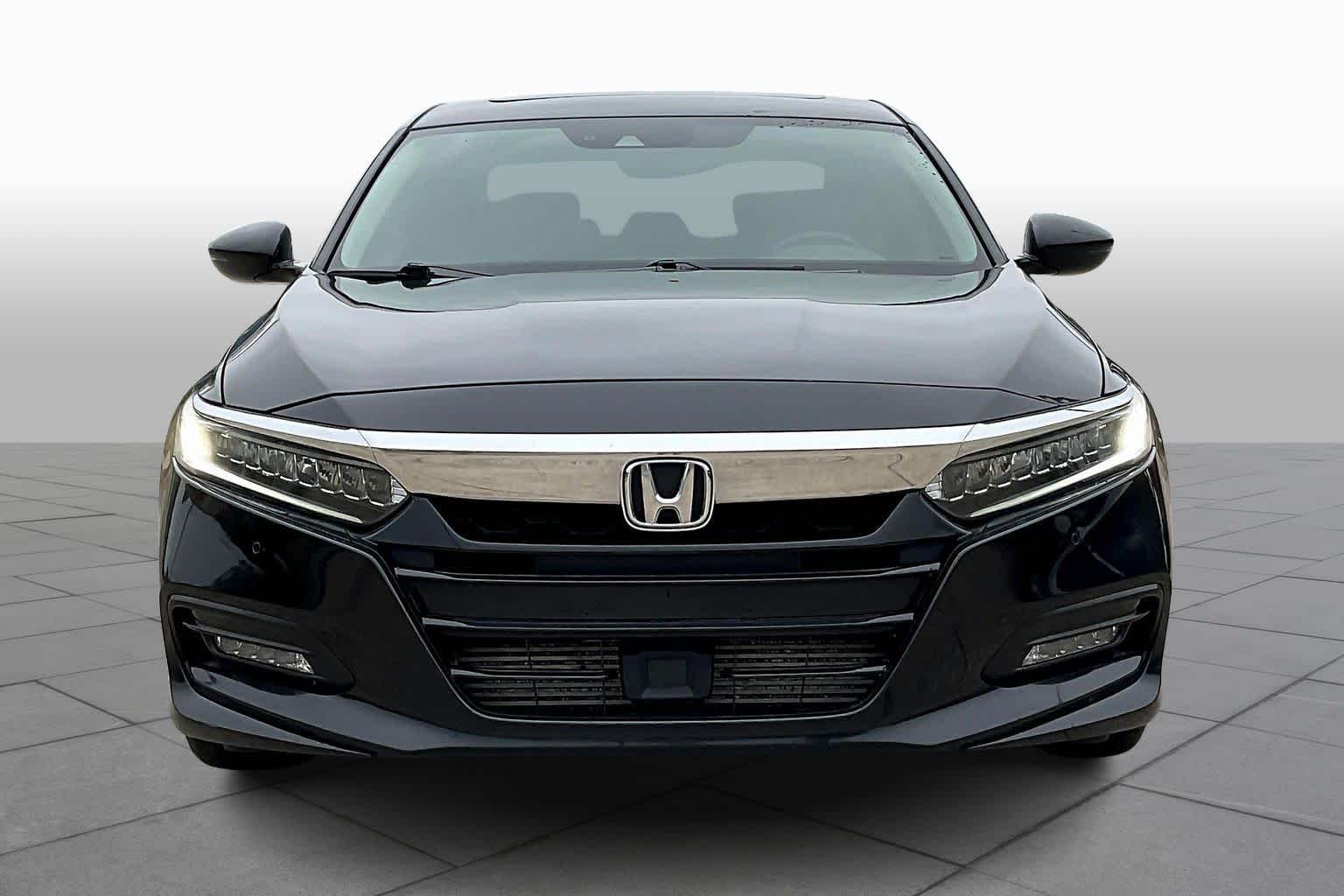 2018 Honda Accord Touring 2.0T photo 3