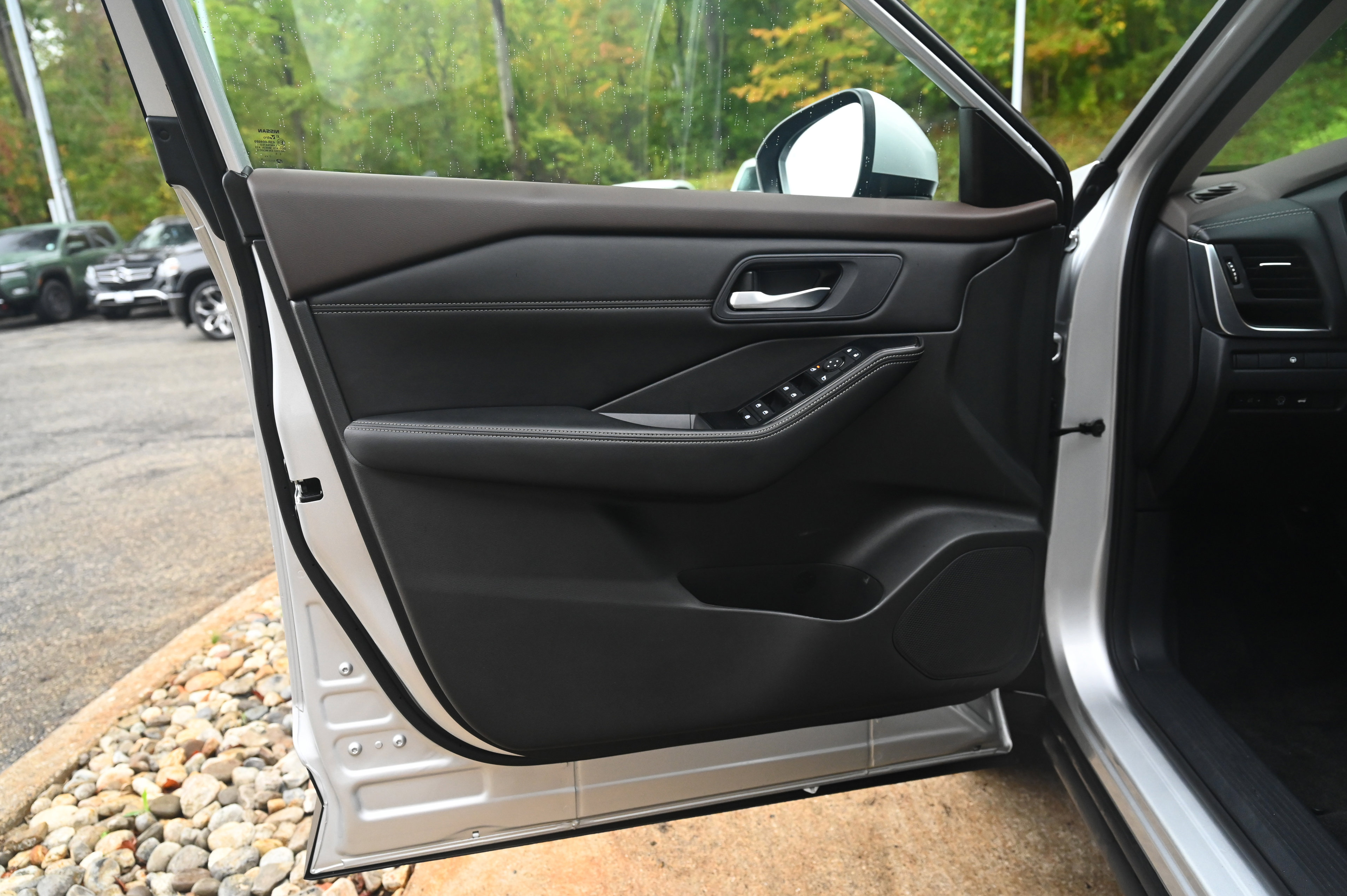 2023 Nissan Rogue SV photo 8