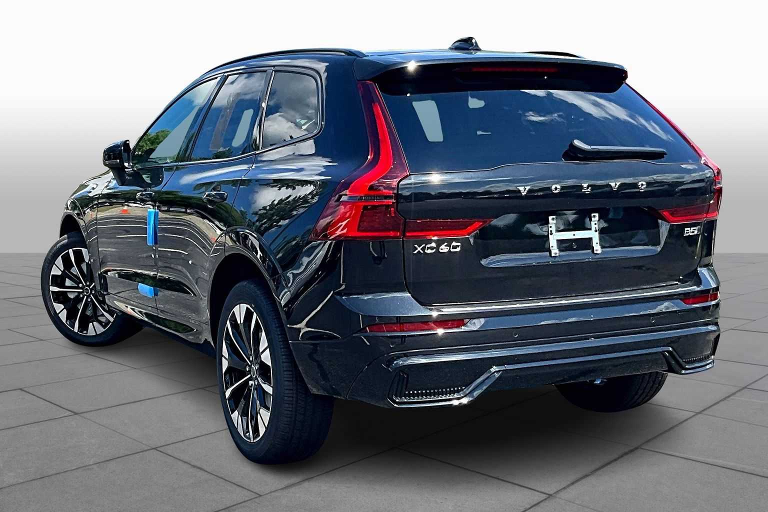 2026 Volvo XC60 Plus photo 3