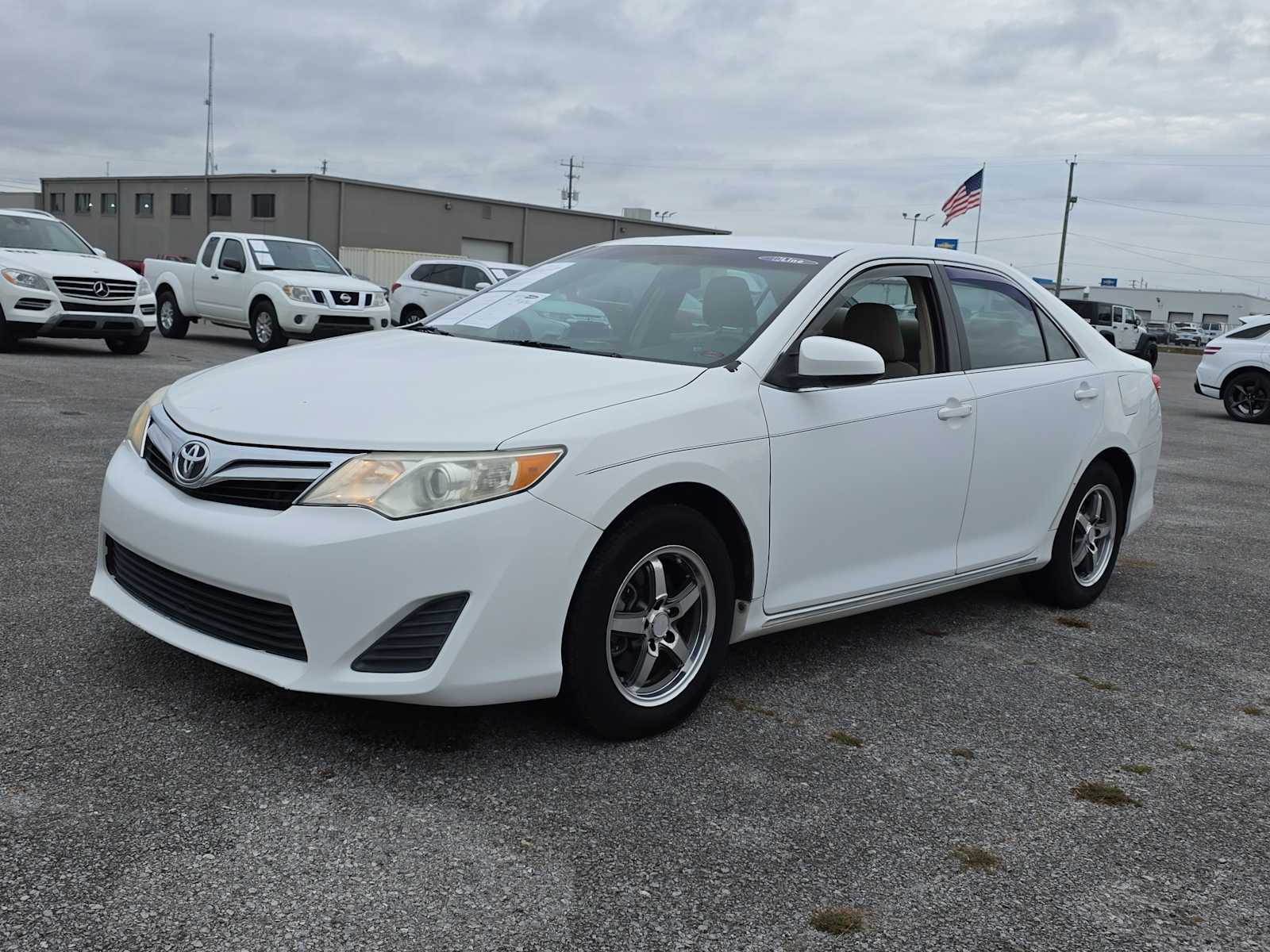 2012 Toyota Camry LE photo 3