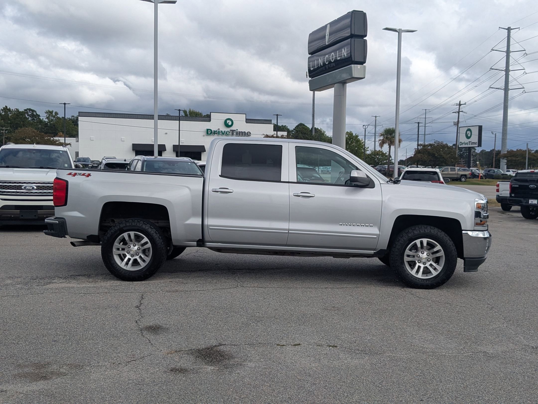 2018 Chevrolet Silverado 1500 LT photo 2