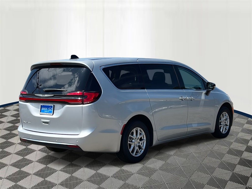 2024 Chrysler Pacifica Touring L photo 4