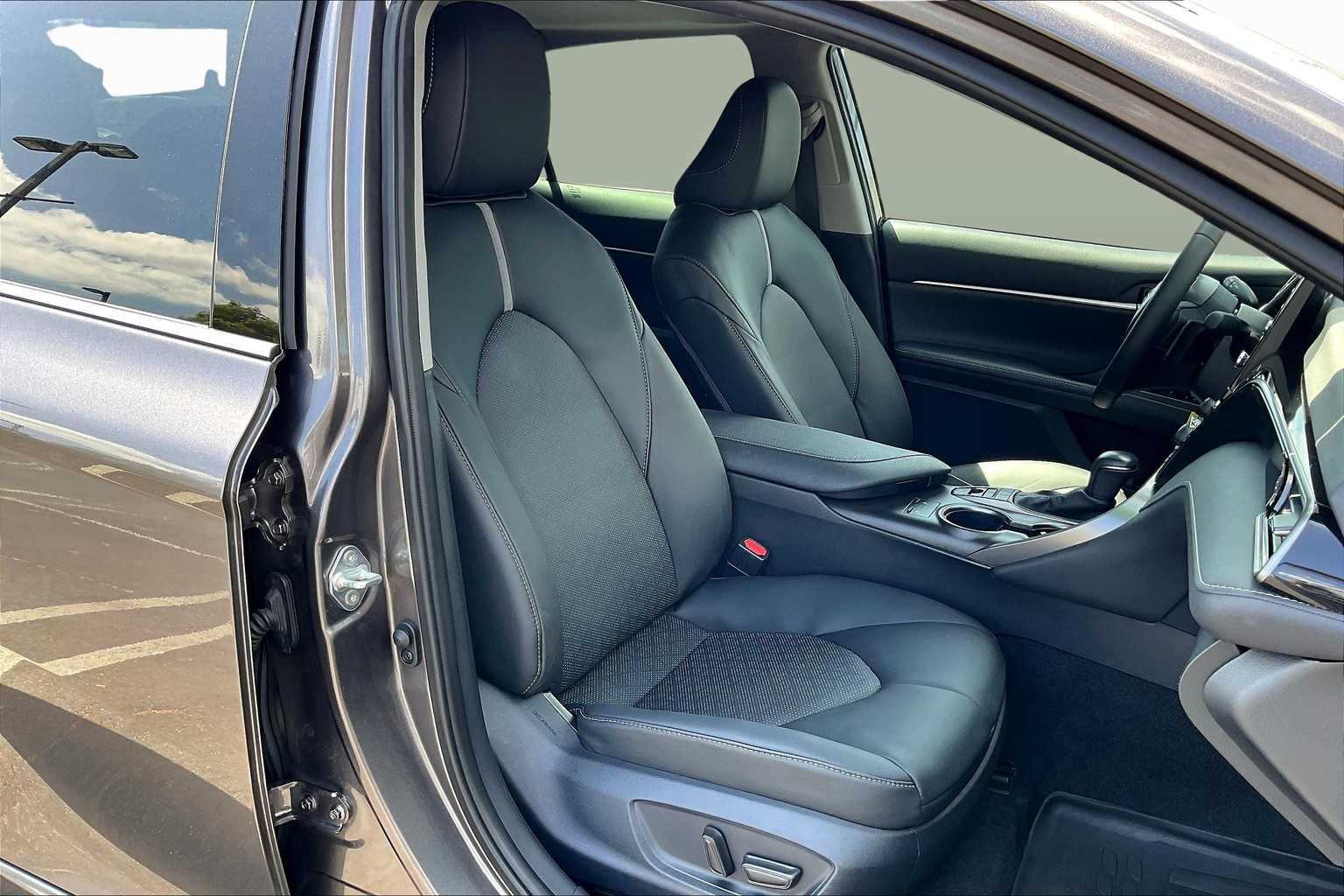 2023 Toyota Camry Hybrid XSE photo 8