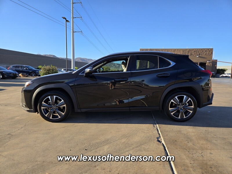 2022 Lexus UX 200 photo 3