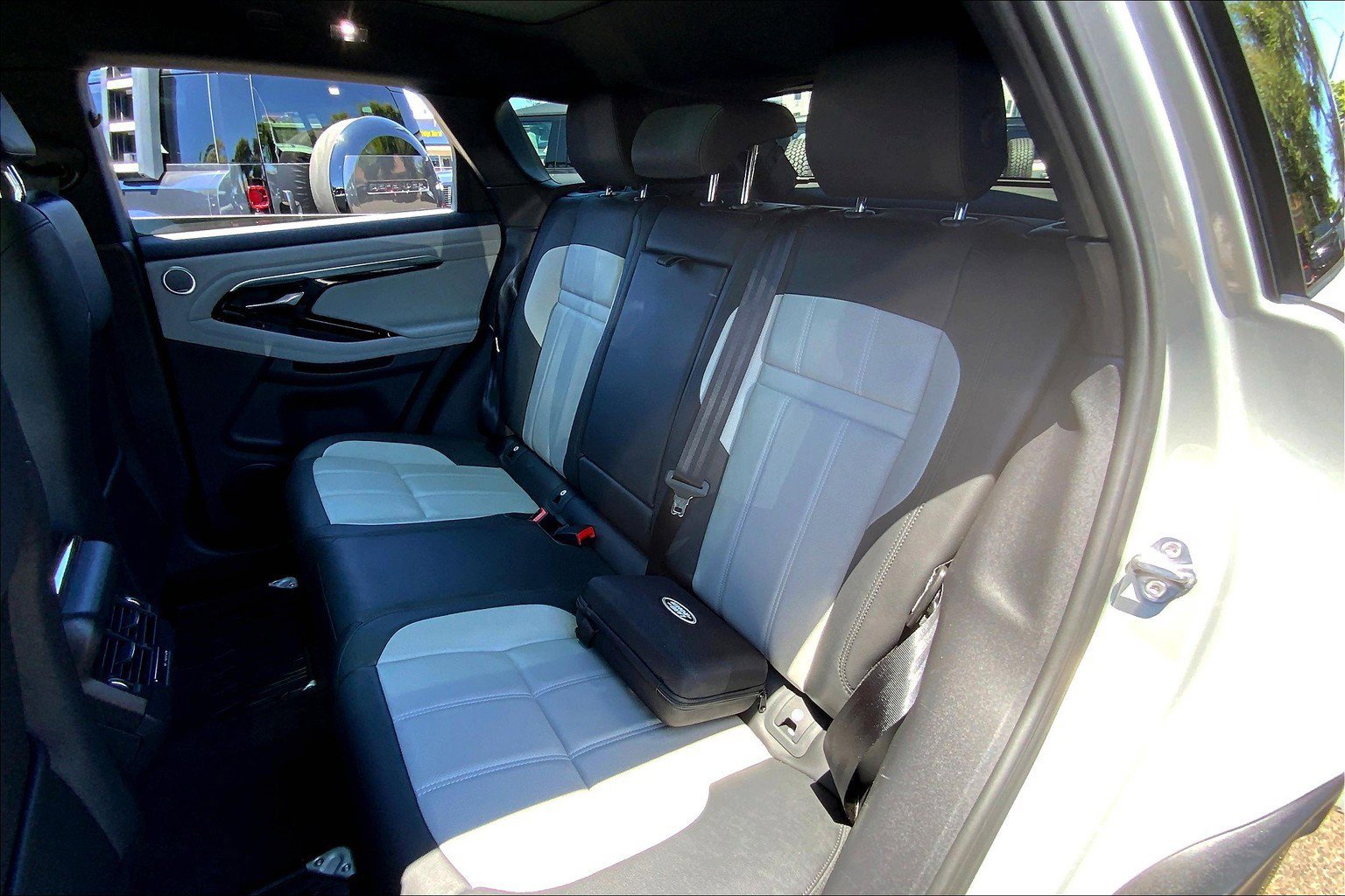 2023 Land Rover Range Rover Evoque R-Dynamic SE photo 25