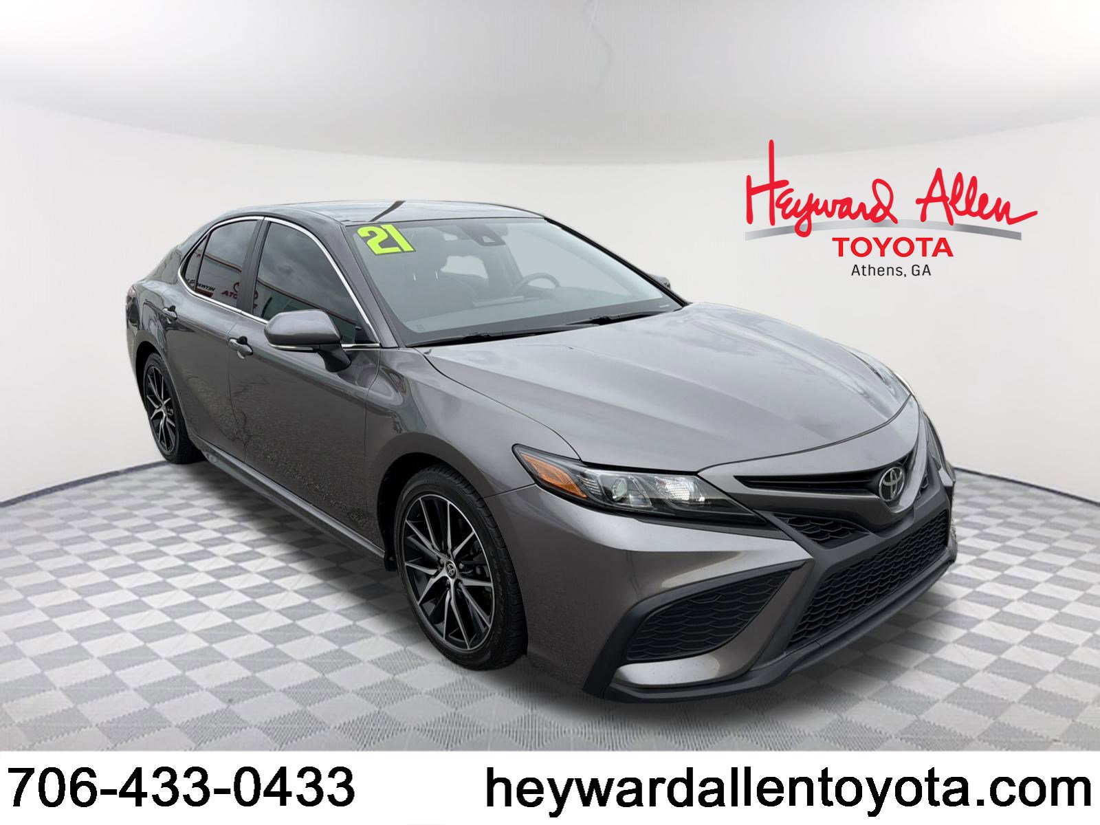 2021 Toyota Camry SE's photo