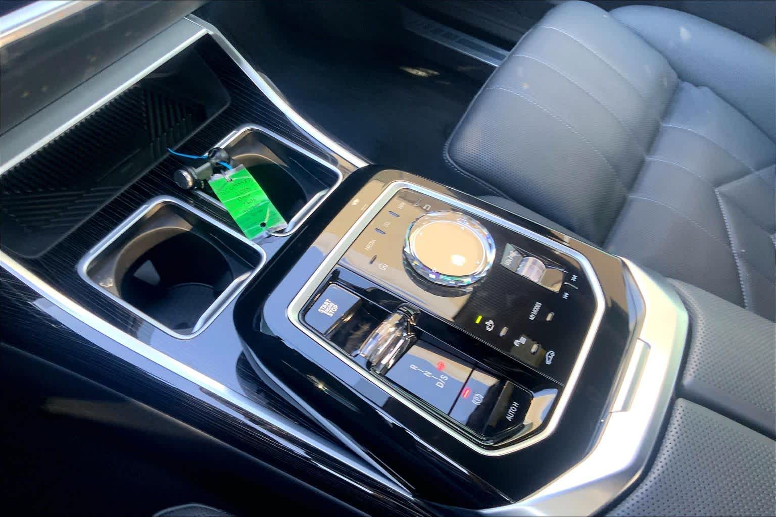 2025 BMW 7 Series 750e - Photo 16