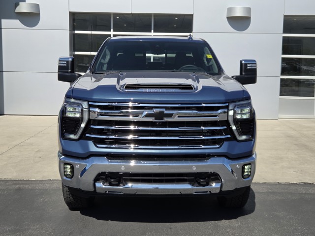2025 Chevrolet Silverado 3500HD LTZ photo 3