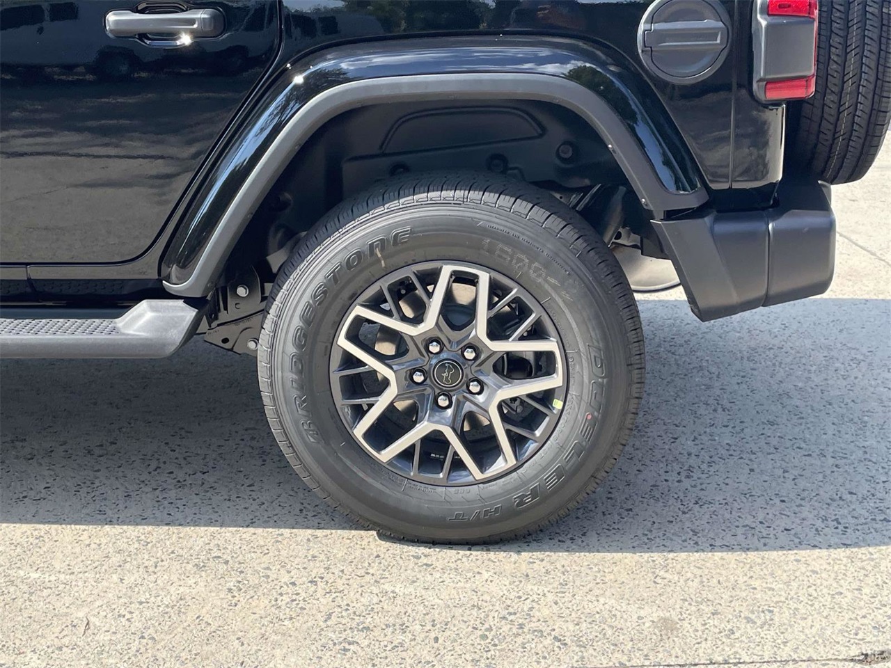 2025 Jeep Wrangler Sahara photo 33