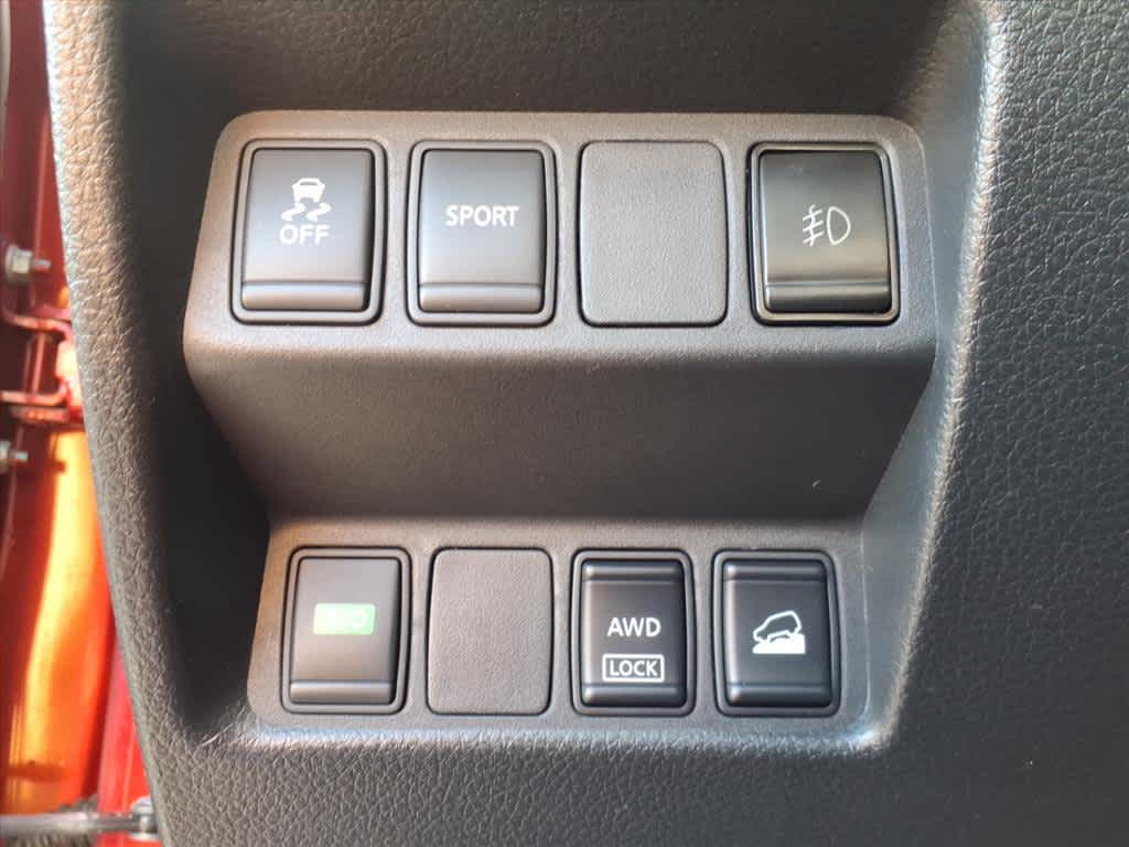 2015 Nissan Rogue SV photo 17