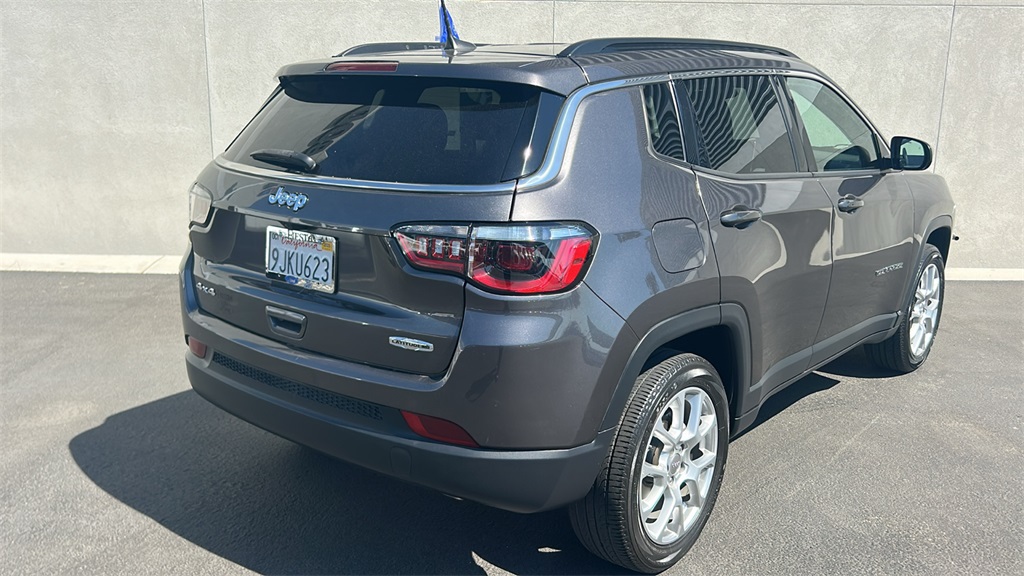 2023 Jeep Compass Latitude Lux photo 4