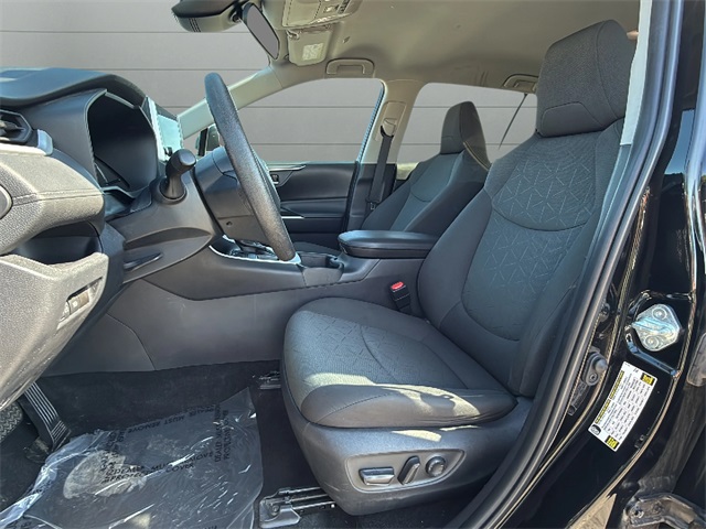 2023 Toyota RAV4 XLE photo 14