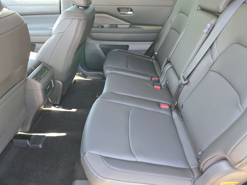 2025 Nissan Pathfinder SL photo 7