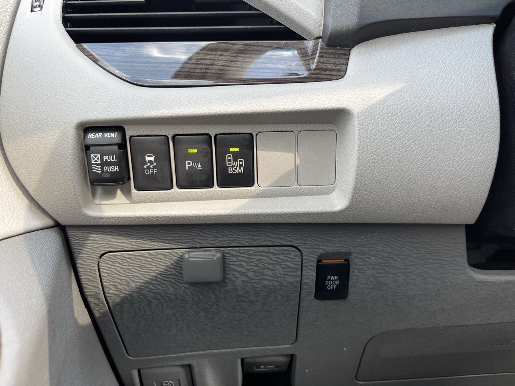 2017 Toyota Sienna XLE photo 40