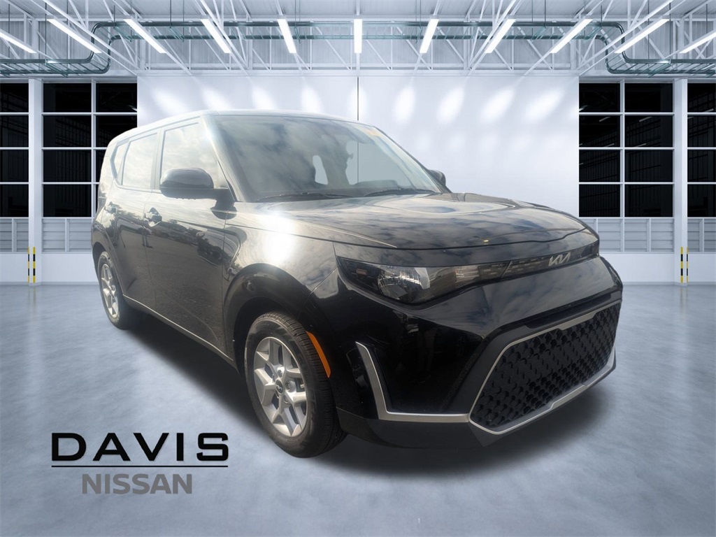 2023 Kia Soul LX's photo