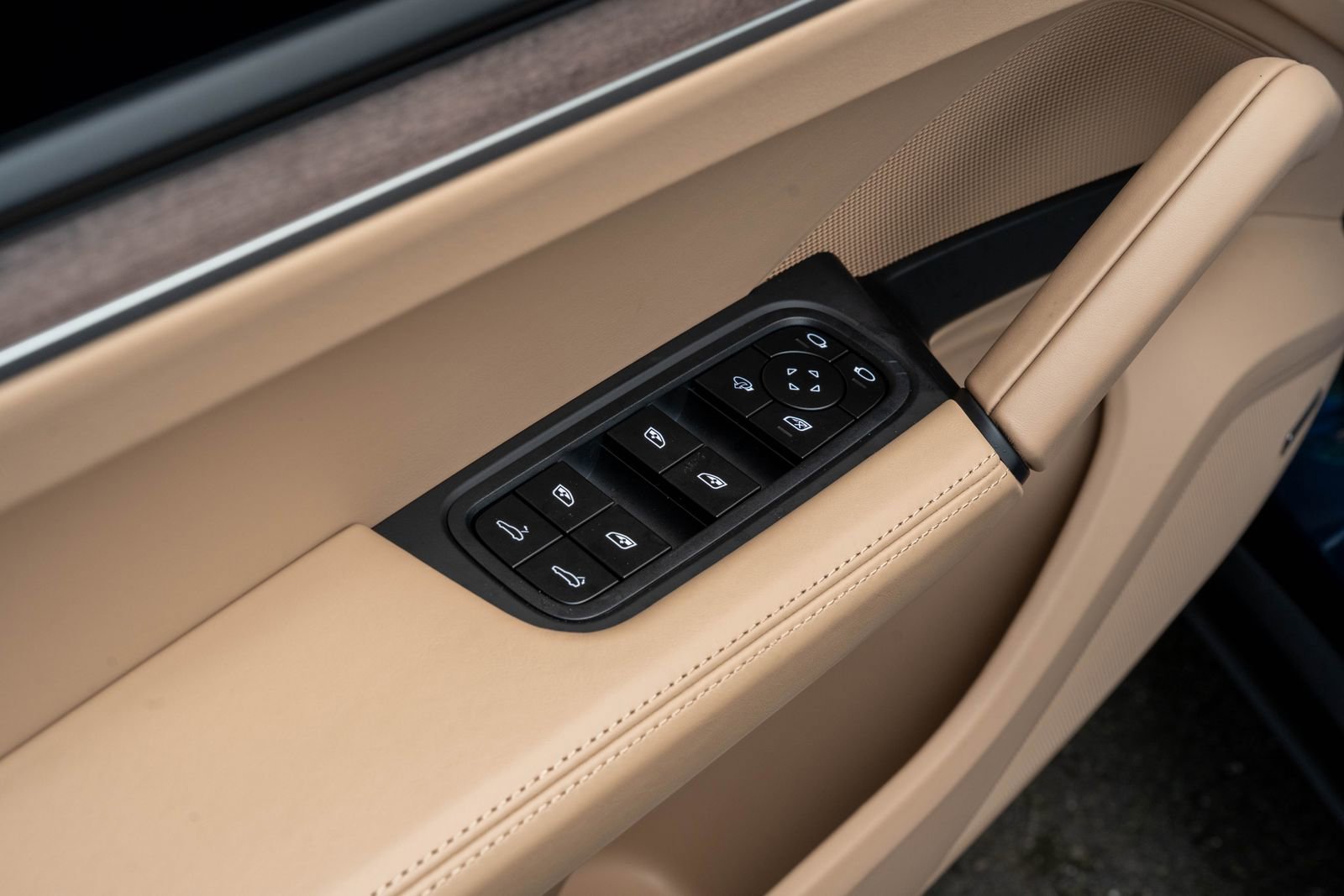 2025 Porsche Cayenne Base photo 21