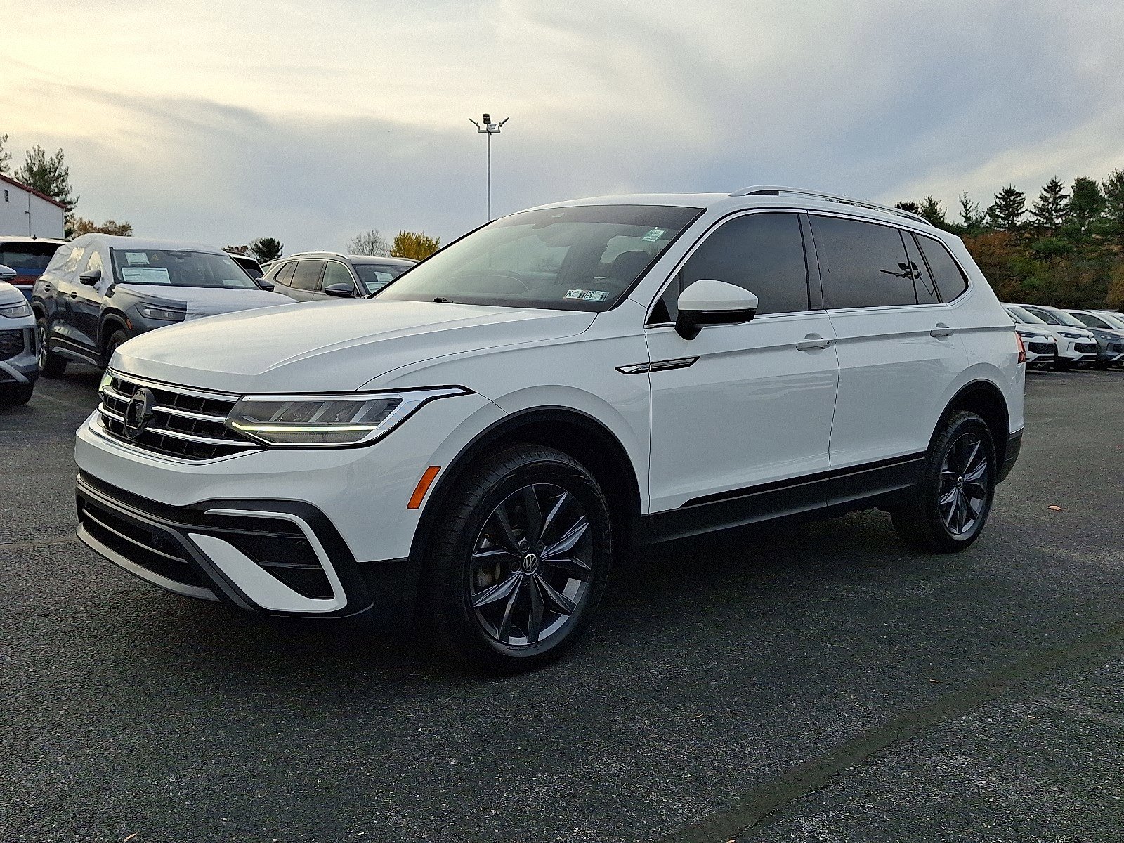 2022 Volkswagen Tiguan SE photo 2