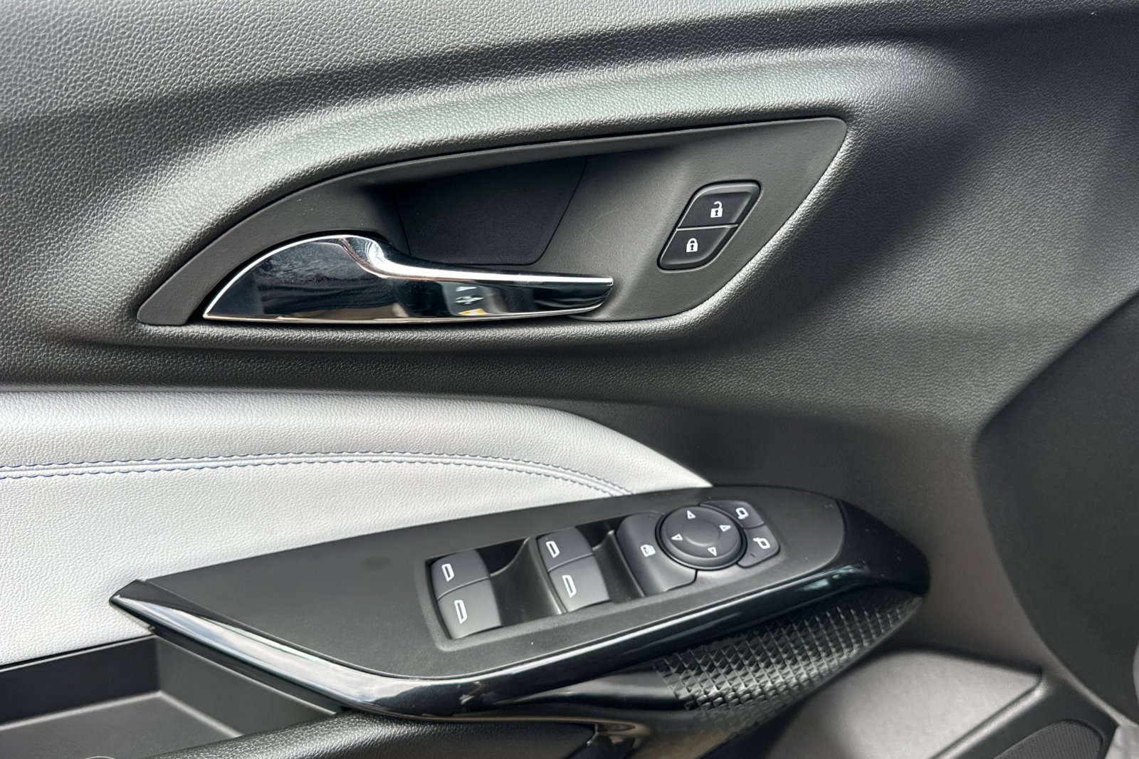 2025 Chevrolet Trax LT photo 11