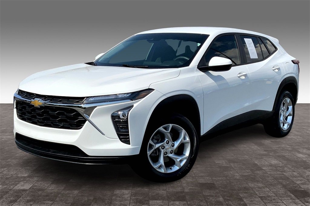 2024 Chevrolet Trax LS photo 2