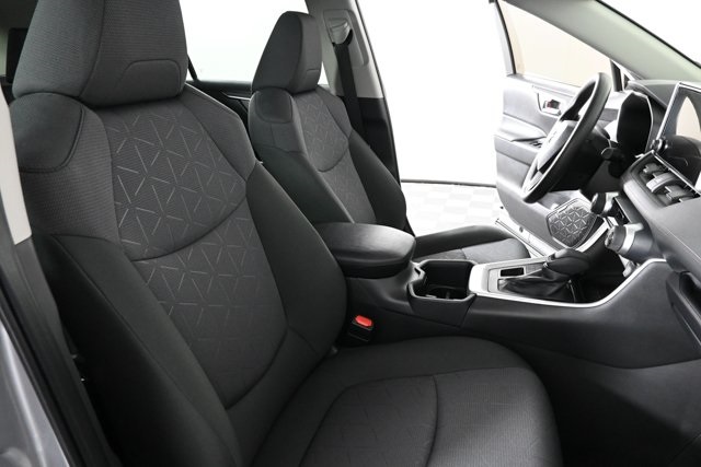 2025 Toyota RAV4 XLE photo 4