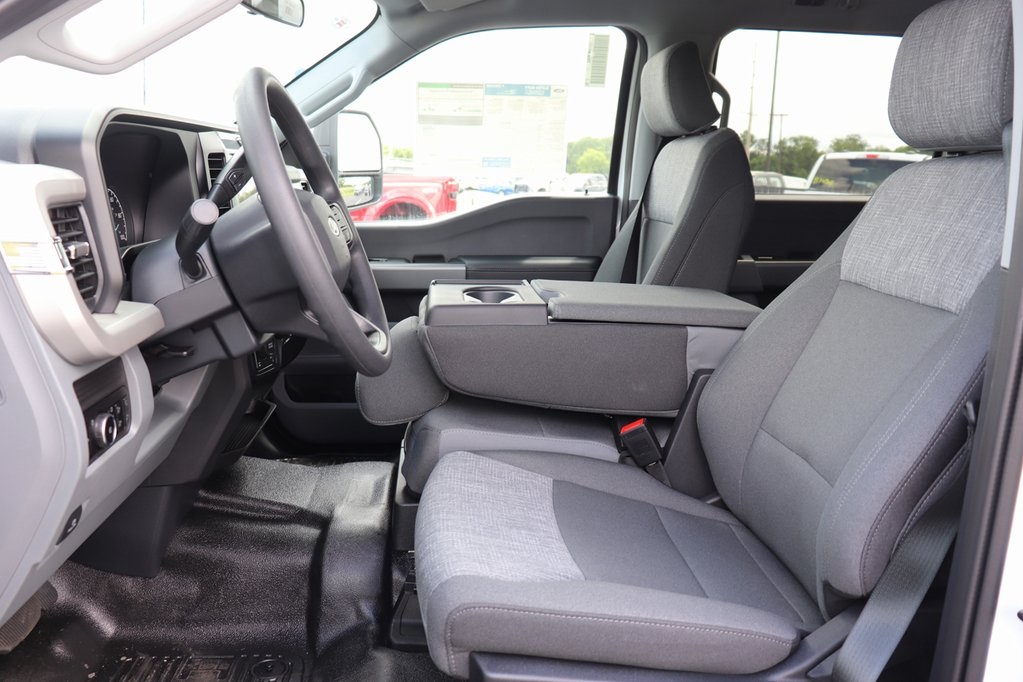 2025 Ford F-350 XLT photo 3
