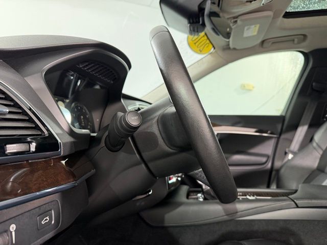 2016 Volvo XC90 T6 Momentum photo 45