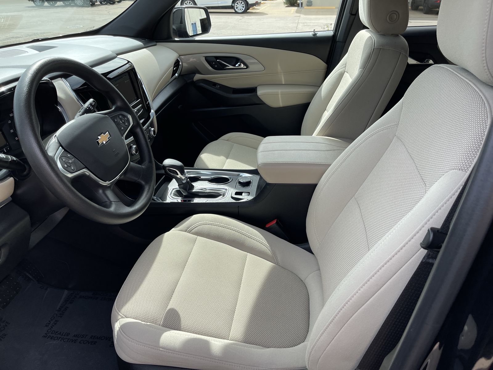 2022 Chevrolet Traverse LS photo 2