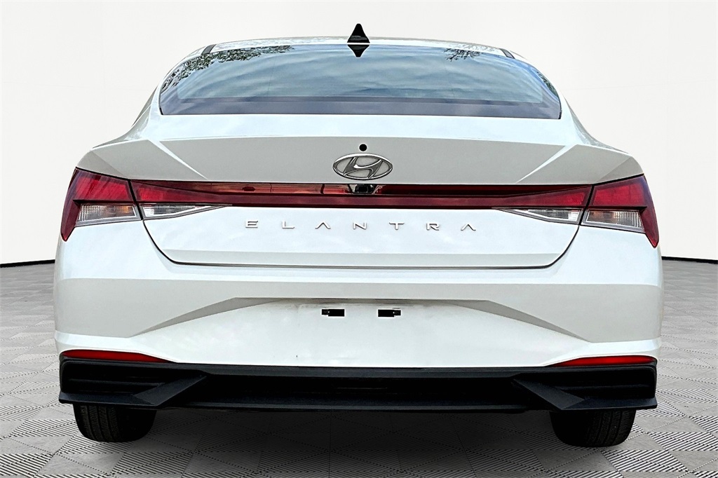 2022 Hyundai Elantra SEL photo 4
