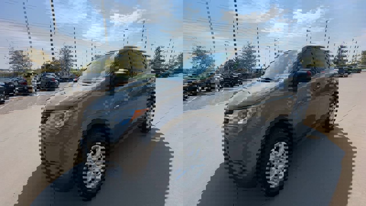 2015 Toyota RAV4 LE photo 4