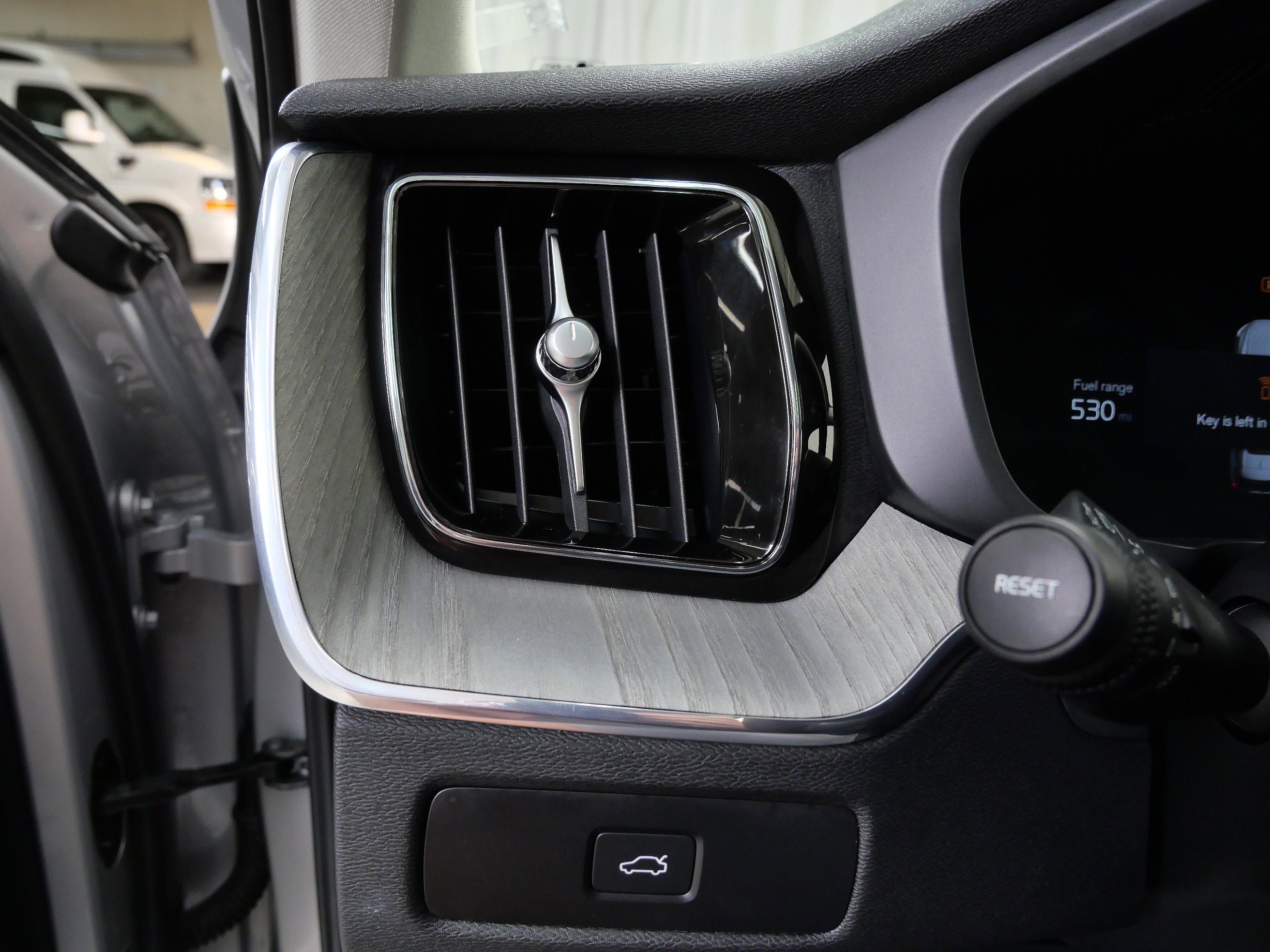 2025 Volvo XC60 Plus photo 29