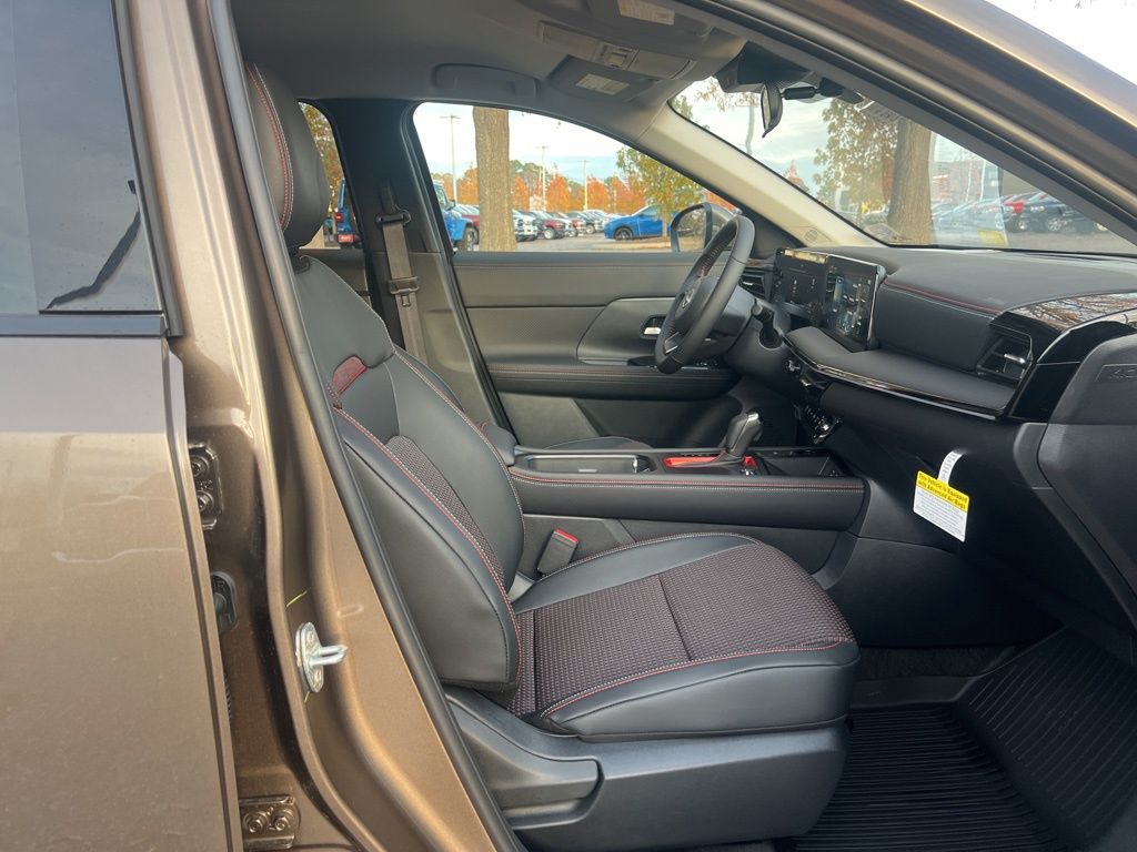 2025 Nissan Kicks SR photo 14