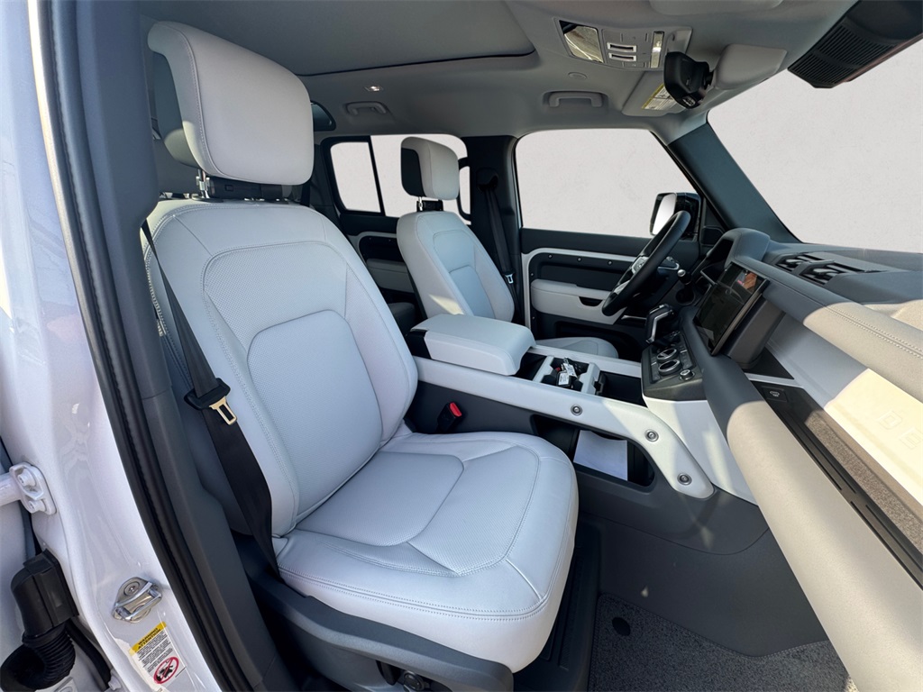2025 Land Rover Defender 110 X-Dynamic SE photo 13