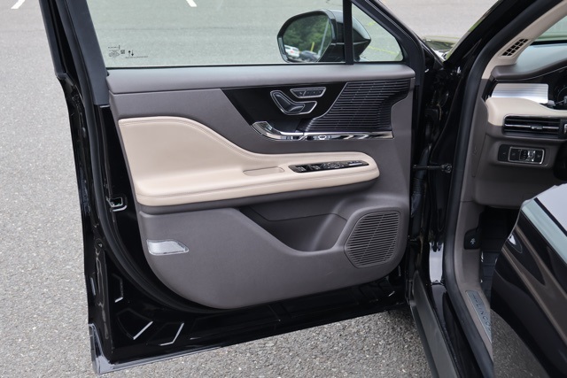 2022 Lincoln Corsair Standard photo 11