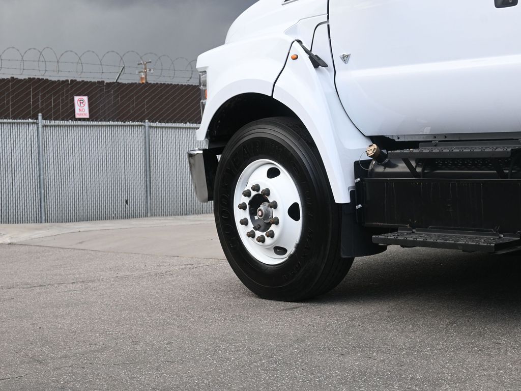 2025 Ford F-650 XL photo 3
