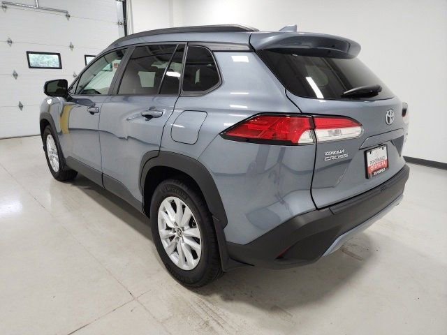 2022 Toyota Corolla Cross LE photo 6