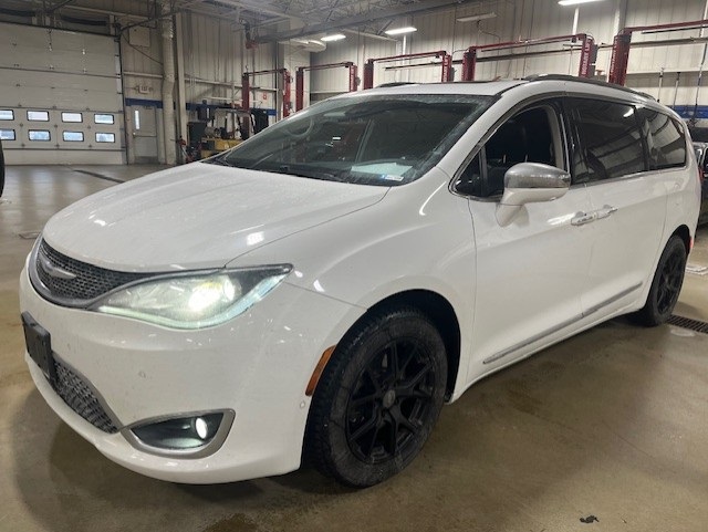 2018 Chrysler Pacifica Limited's photo