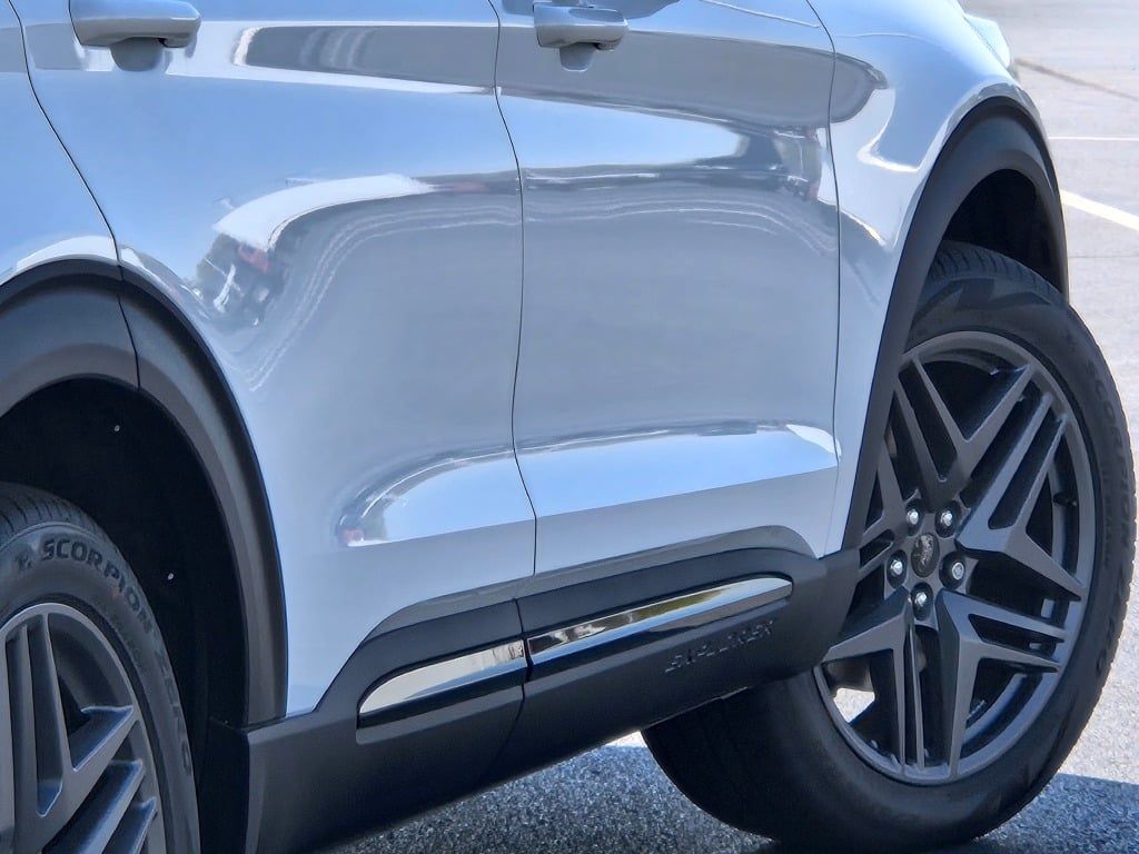 2025 Ford Explorer ST photo 11